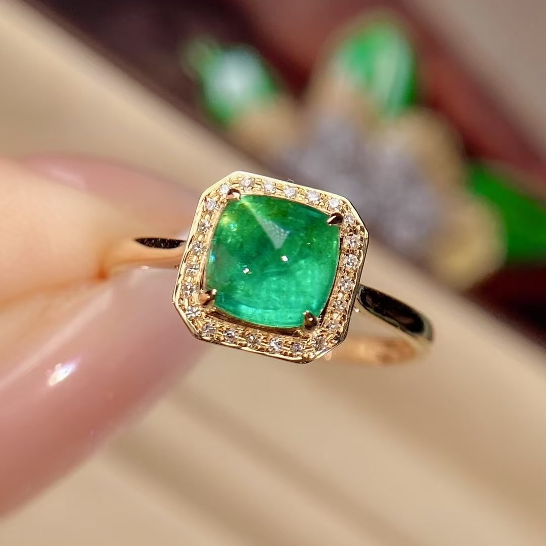 14k Gold 1.04 Ct Vivid Green Natural Emerald & Diamond Ring: Ref:231000212 // gold content:14k gold // ring size:7. 25us // // main gemstone:emerald // shape:suger-loaf // carat weight:1. 04ct // color:vivid green // treatment:natural // // adjacent gemstone 2 