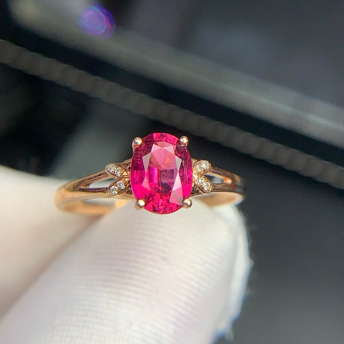 14k Gold 1.05 Ct Natural Tourmaline & Diamond Ring: Ref:231000223 // gold content:14k gold // ring size:7. 25us // // main gemstone:tourmaline // shape:oval // carat weight:1. 05ct // color:red // treatment:natural // // adjacent gemstone 2 : diamond /