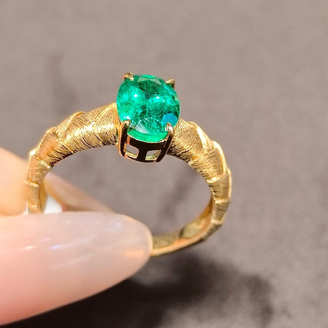 14k Gold 1.50 Ct Vivid Green Natural Emerald Ring - 3
