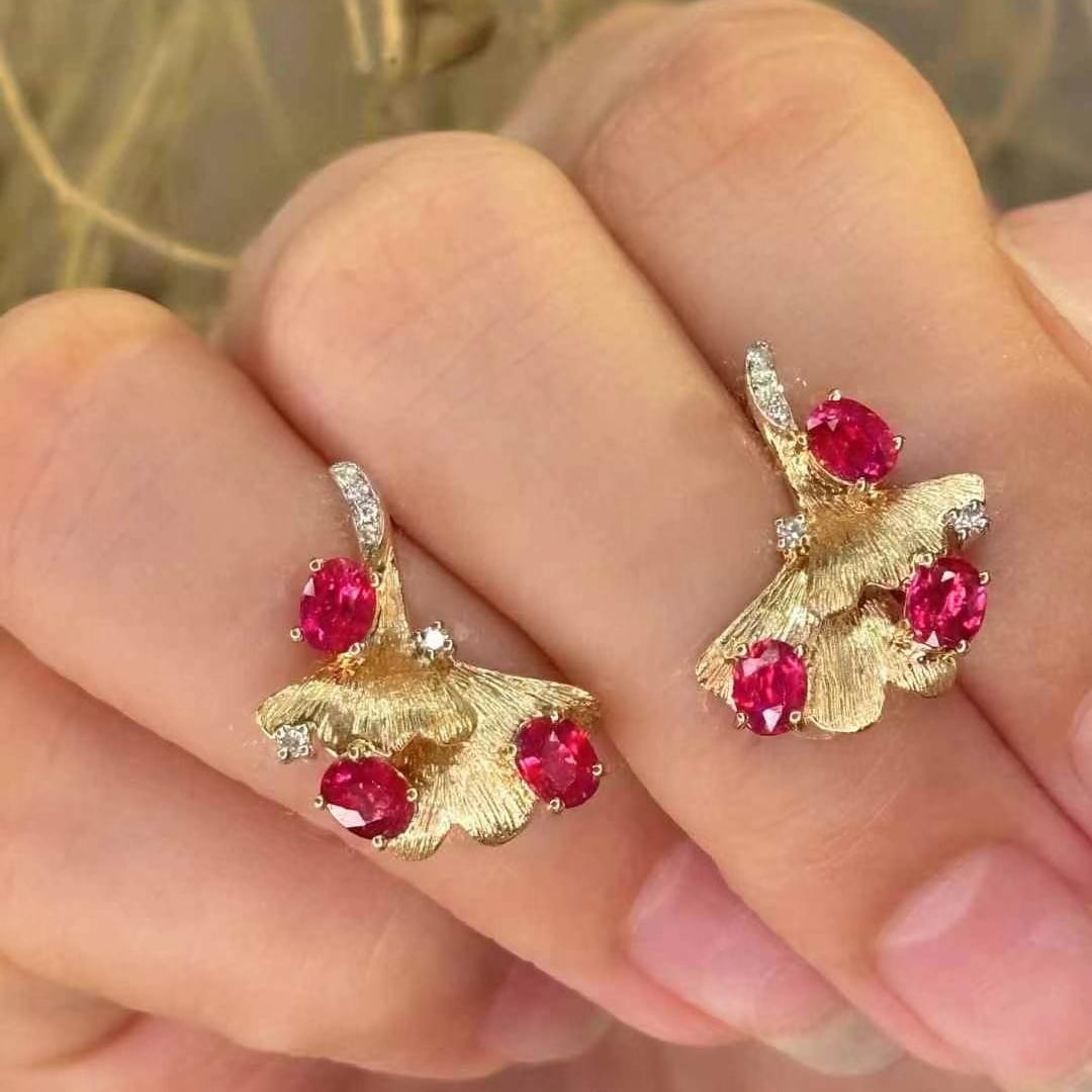 14k Gold 2 Ct Natural Ruby & Diamond Earrings: Ref:231000233 // gold content:14k gold // main gemstone:ruby // shape:oval // carat weight:2ct // color:pigeonblood red // treatment:natural // // adjacent gemstone 2 : diamond // shape:round //