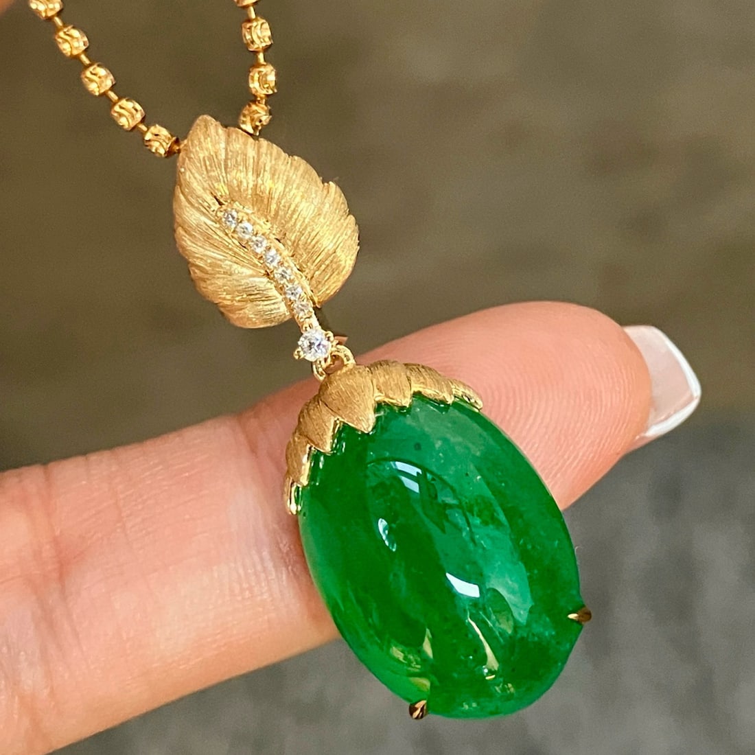 14k Gold 13.15 Ctw Vivid Green Natural Emerald & Diamond Pendant( Without Chain ): Ref:231000257 // gold content:14k gold // main gemstone:emerald // shape:oval // carat weight:13. 10ct // color:vivid green // treatment:natural // // adjacent gemstone 2 : diamond // shape:round //