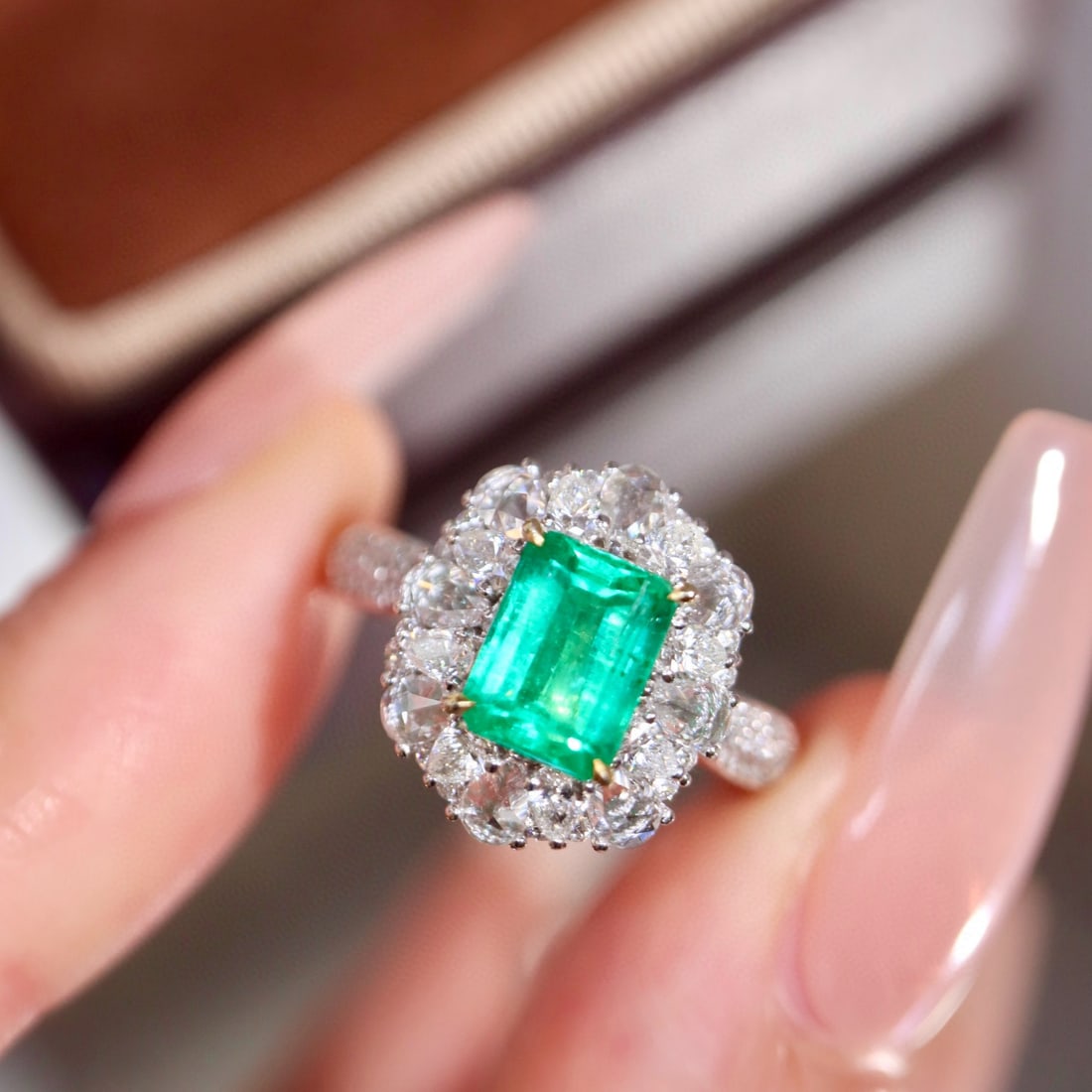 14k Gold 1.69 Ctw Vivid Green Natural Emerald & Diamond Ring: Ref:231000264 // gold content:14k gold // ring size:7. 25us // // main gemstone:emerald // shape:octagonal // carat weight:0. 95ct // color:vivid green // treatment:natural // // adjacent gemstone 2 :