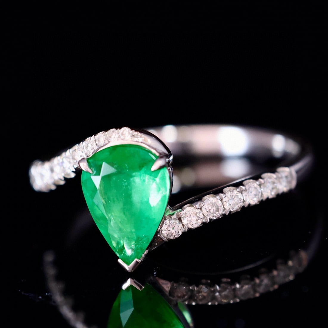 14k Gold 1.10 Ctw Vivid Green Natural Emerald & Diamond Ring - 2