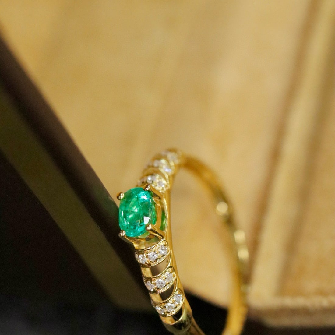 14k Gold 0.41 Ctw Vivid Green Natural Emerald & Diamond Ring - 2