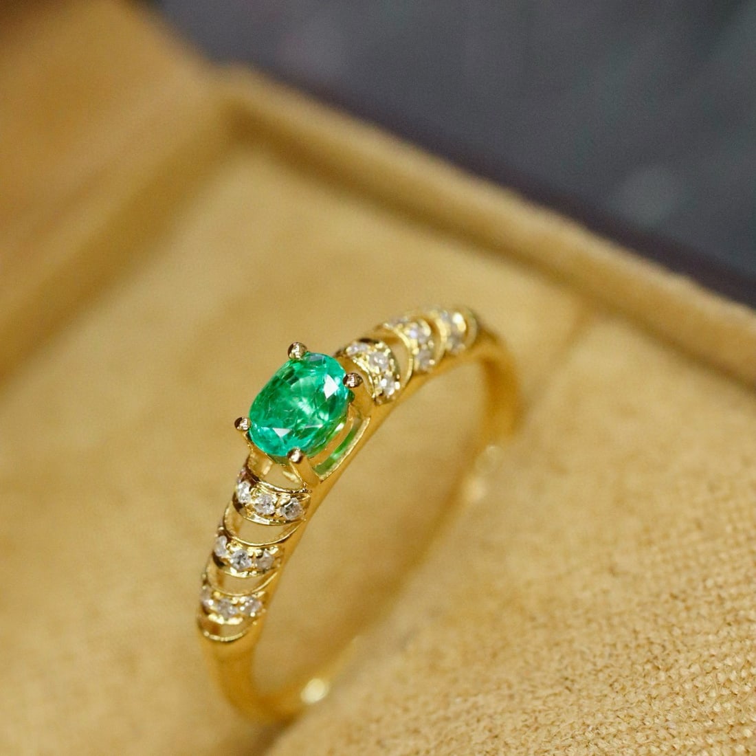 14k Gold 0.41 Ctw Vivid Green Natural Emerald & Diamond Ring - 3