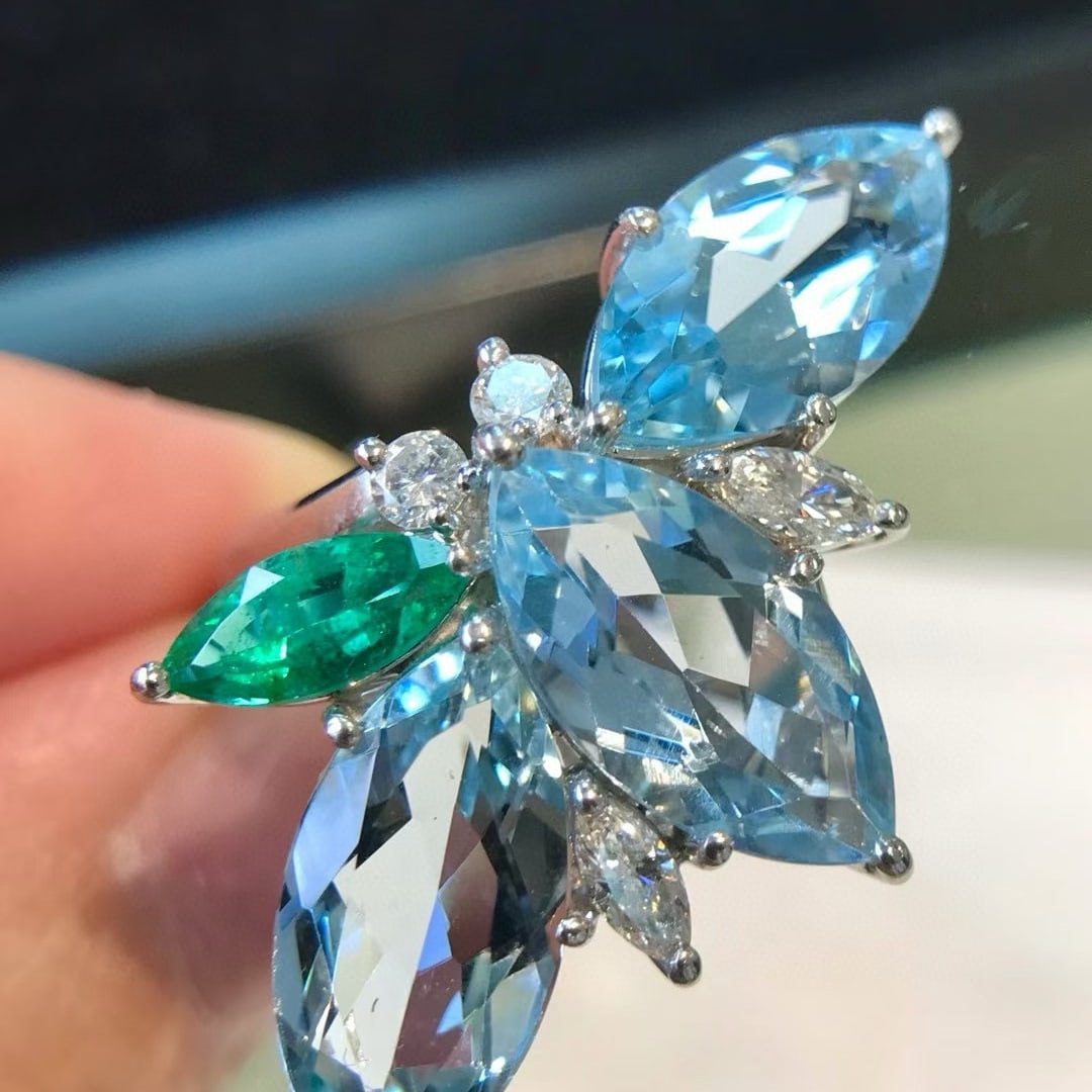 14k Gold 7.42 Ctw Natural Aquamarine & Emerald Ring: Ref:231000289 // gold content:14k gold // ring size:7. 25us // // main gemstone:aquamarine // shape:marquise // carat weight:6. 86ct // color:blue // treatment:natural // // adjacent gemstone 2 : emer