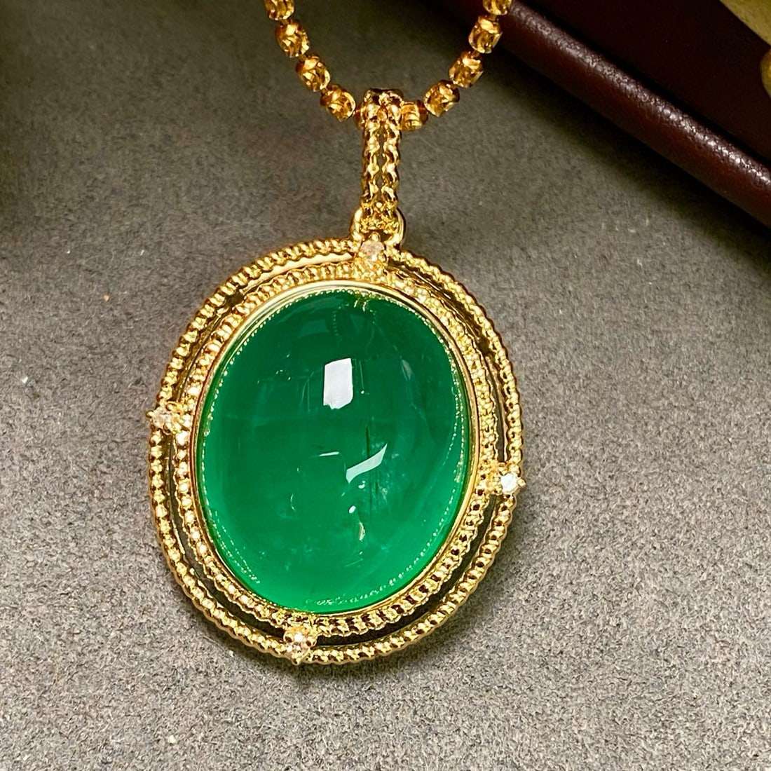 14k Gold 14.38 Ctw Vivid Green Natural Emerald & Diamond Pendant( Without Chain ): Ref:231000301 // gold content:14k gold // main gemstone:emerald // shape:oval // carat weight:14. 35ct // color:vivid green // treatment:natural // // adjacent gemstone 2 : diamond // shape:round //