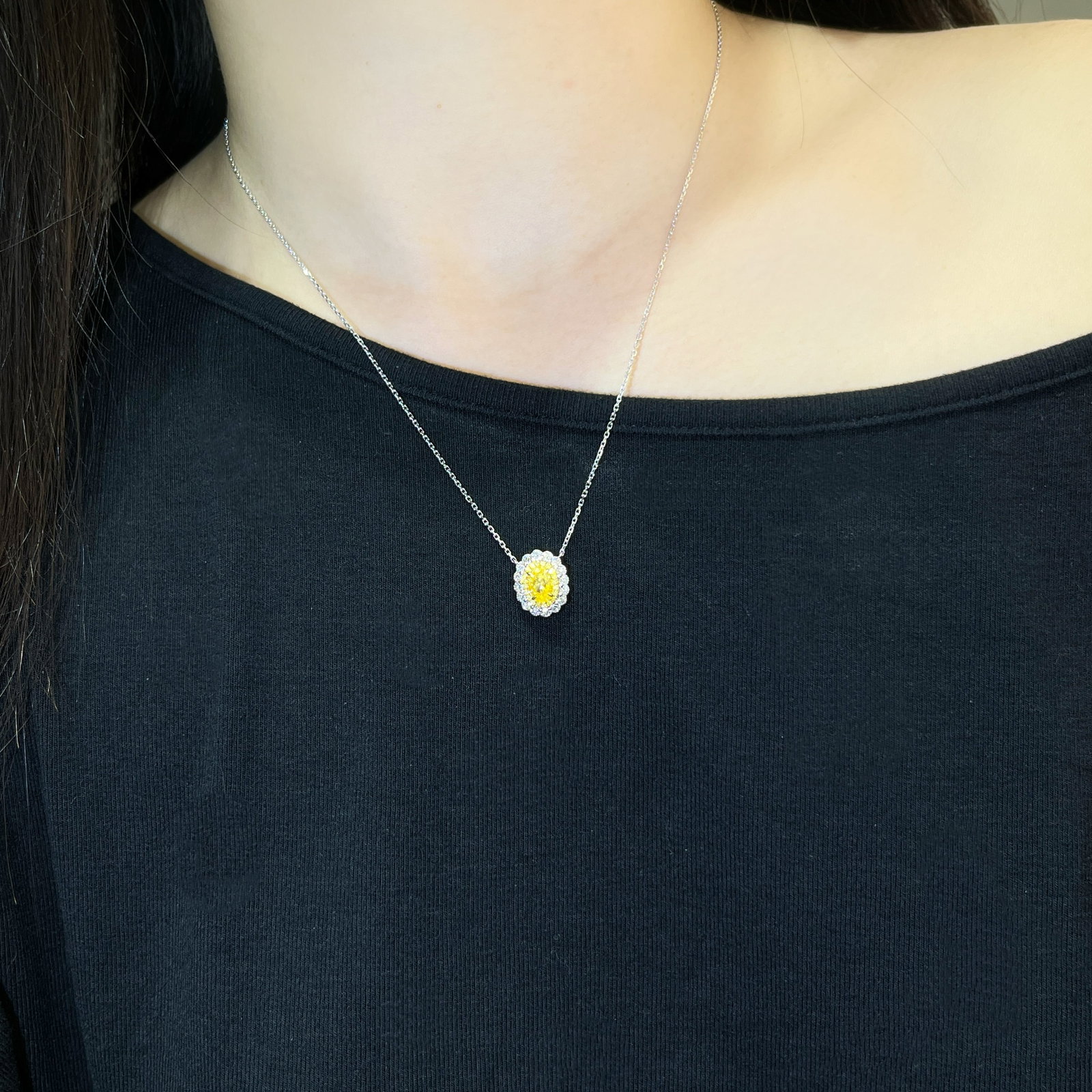 14k Gold 1.50 Ctw Natural Yellow Diamond & Diamond Necklace: Ref:231000317 // gold content:14k gold // main gemstone:yellow diamond // shape:oval // carat weight:1. 00ct // color:yellow // treatment:natural // // adjacent gemstone 2 : diamond // shape:round //