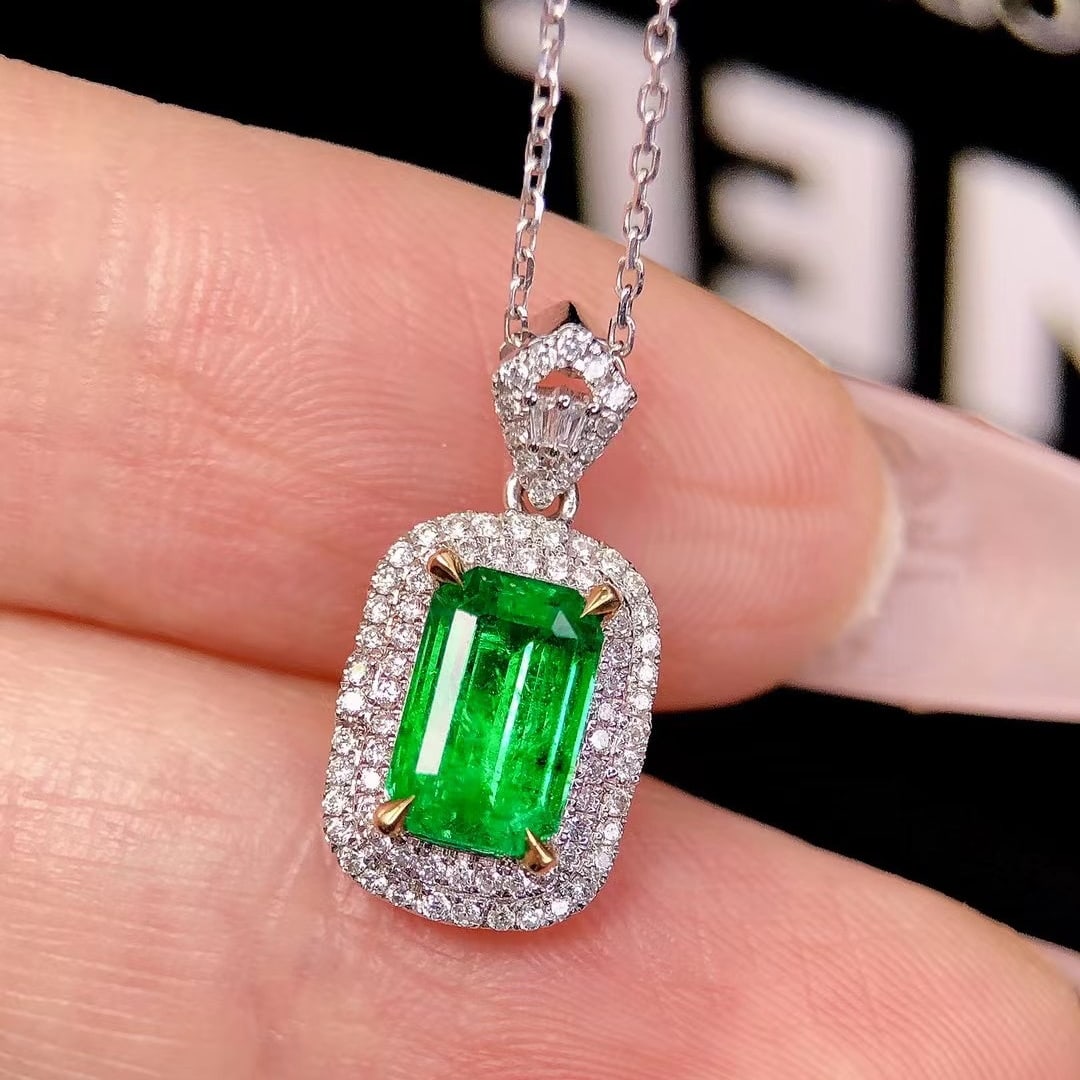 14k Gold 1.59 Ctw Vivid Green Natural Emerald & Diamond Necklace: Ref:231000323 // gold content:14k gold // main gemstone:emerald // shape:octagonal // carat weight:1. 38ct // color:vivid green // treatment:natural // // adjacent gemstone 2 : diamond // shape:round