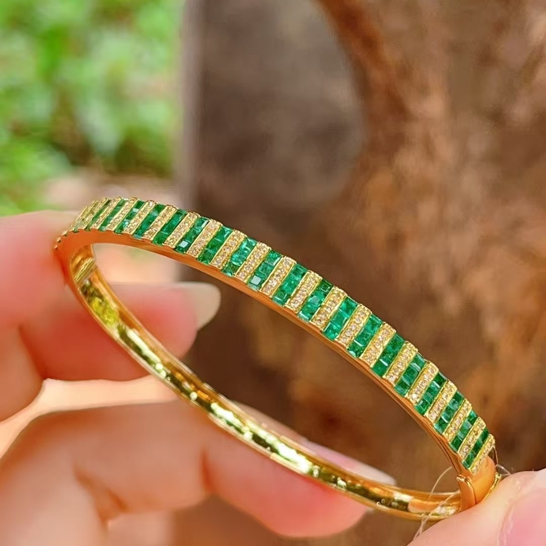 14k Gold 4.00 Ct Natural Emerald & Diamond Bangle: Ref:231000325 // gold content:14k gold // main gemstone:emerald // shape:square // carat weight:4. 00ct // color:green // treatment:natural // // adjacent gemstone 2 : diamond // number of stones:118