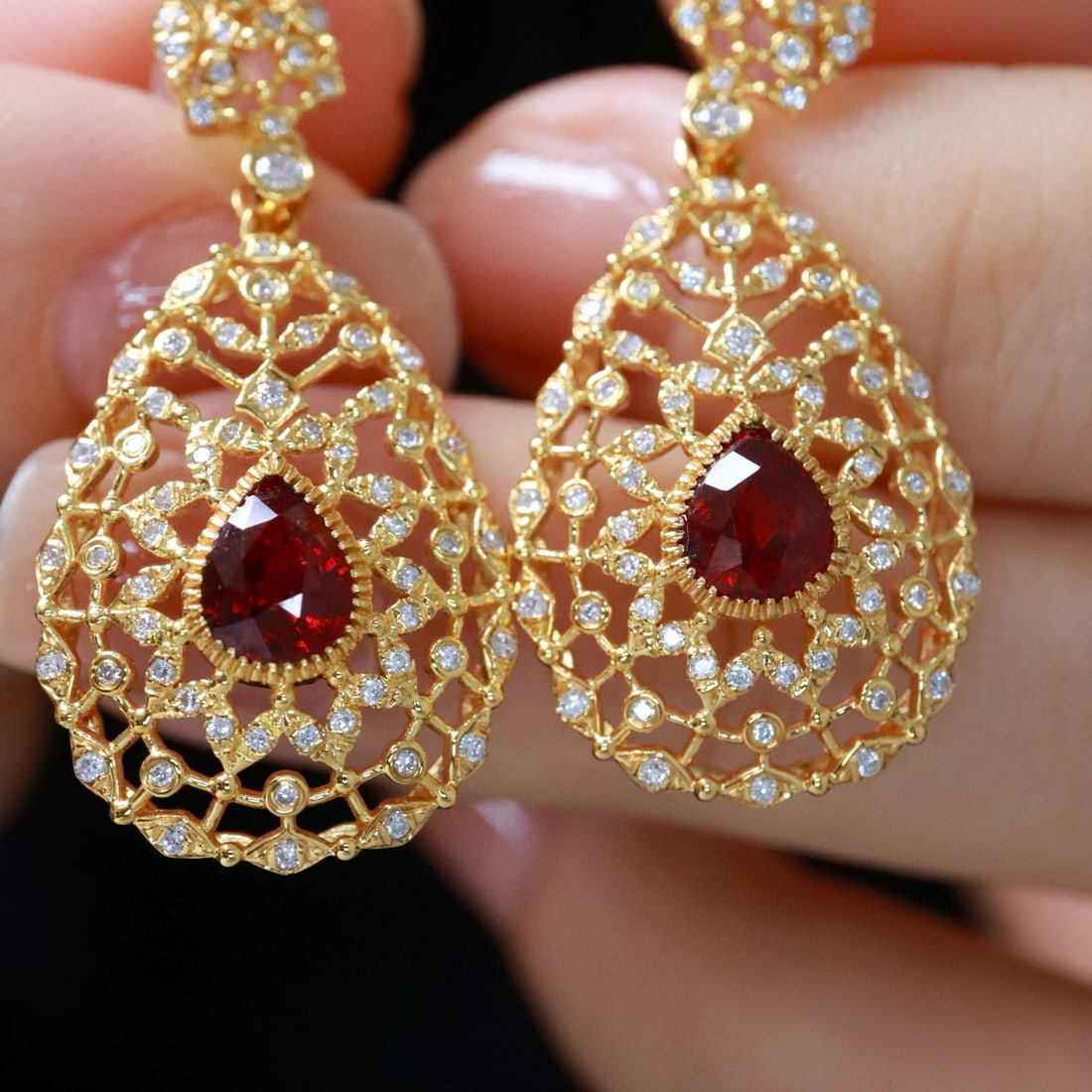 14k Gold 2.07 Ctw Natural Ruby & Sapphire Earrings: Ref:231000331 // gold content:14k gold // main gemstone:ruby // shape:pear // carat weight:1. 54ct // color:pigeonblood red // treatment:natural // // adjacent gemstone 2 : sapphire // shape:round //