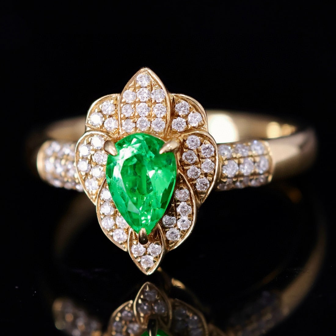 14k Gold 0.83 Ctw Vivid Green Natural Emerald & Diamond Ring: Ref:231000353 // gold content:14k gold // ring size:7. 25us // // main gemstone:emerald // shape:pear // carat weight:0. 6ct // color:vivid green // treatment:natural // // adjacent gemstone 2 : diamo