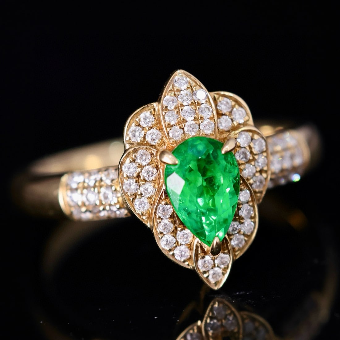14k Gold 0.83 Ctw Vivid Green Natural Emerald & Diamond Ring - 2