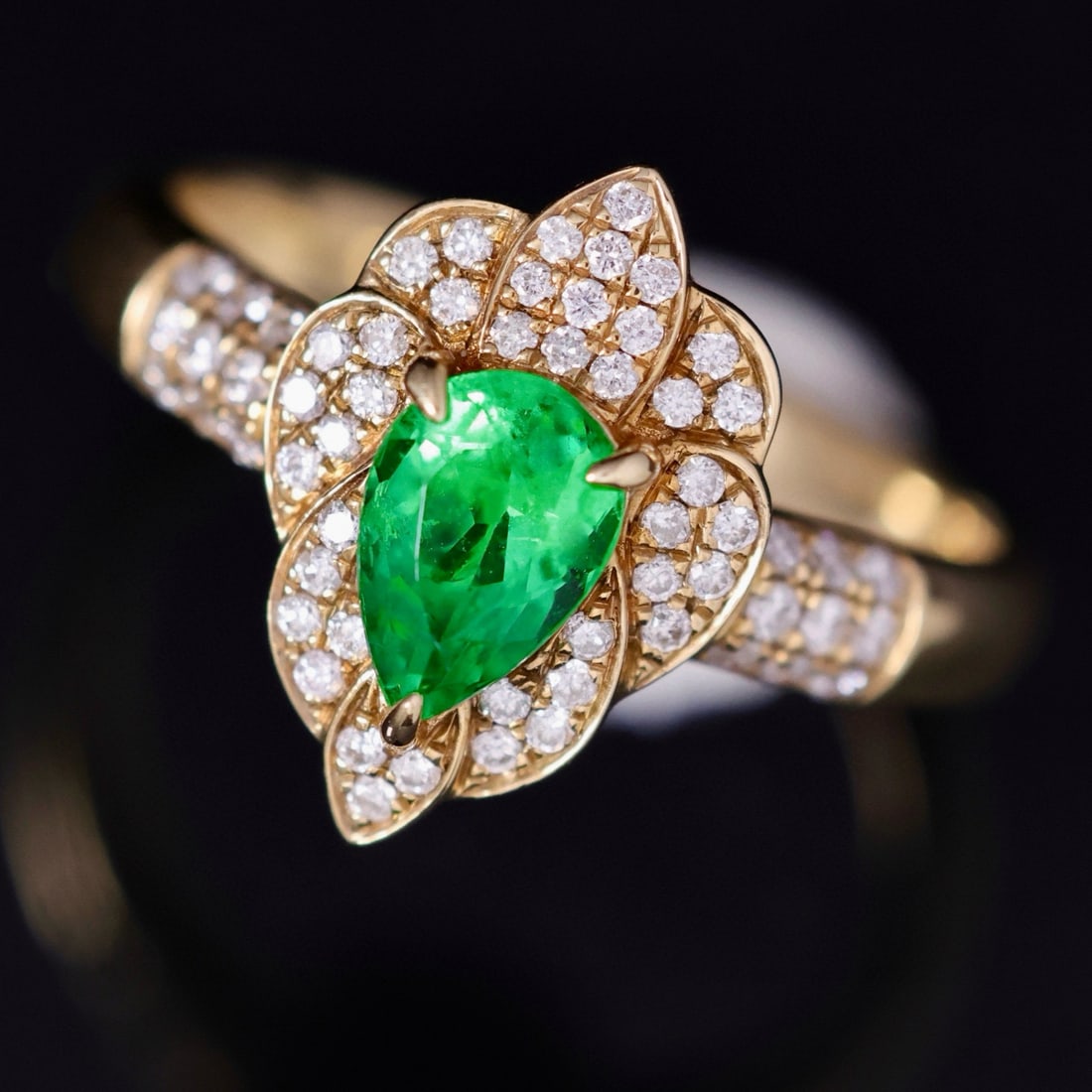 14k Gold 0.83 Ctw Vivid Green Natural Emerald & Diamond Ring - 3