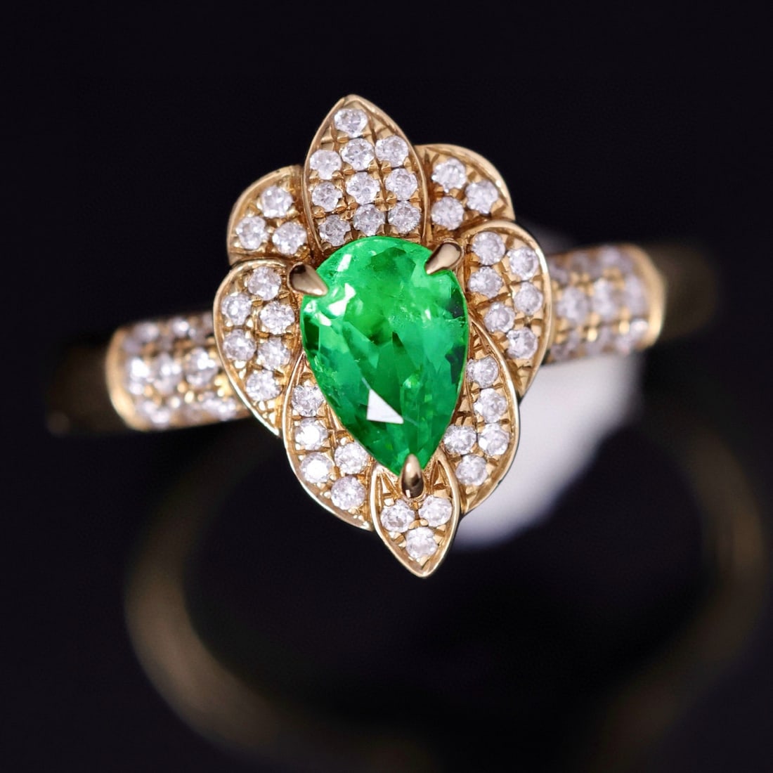 14k Gold 0.83 Ctw Vivid Green Natural Emerald & Diamond Ring - 6