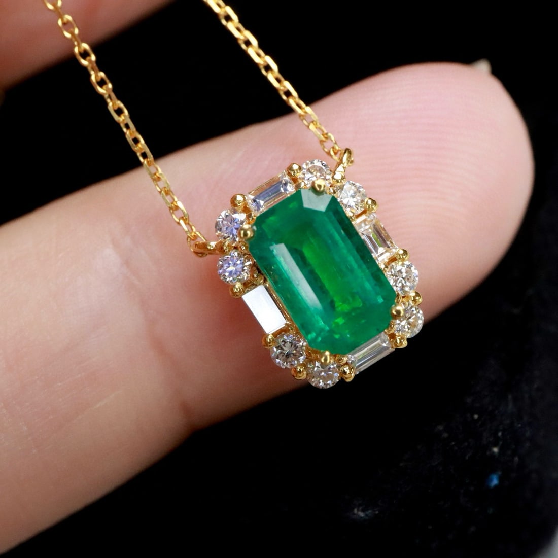 14k Gold 1.12 Ctw Vivid Green Natural Emerald & Diamond Necklace: Ref:231000370 // gold content:14k gold // main gemstone:emerald // shape:octagonal // carat weight:0. 88ct // color:vivid green // treatment:natural // // adjacent gemstone 2 : diamond //