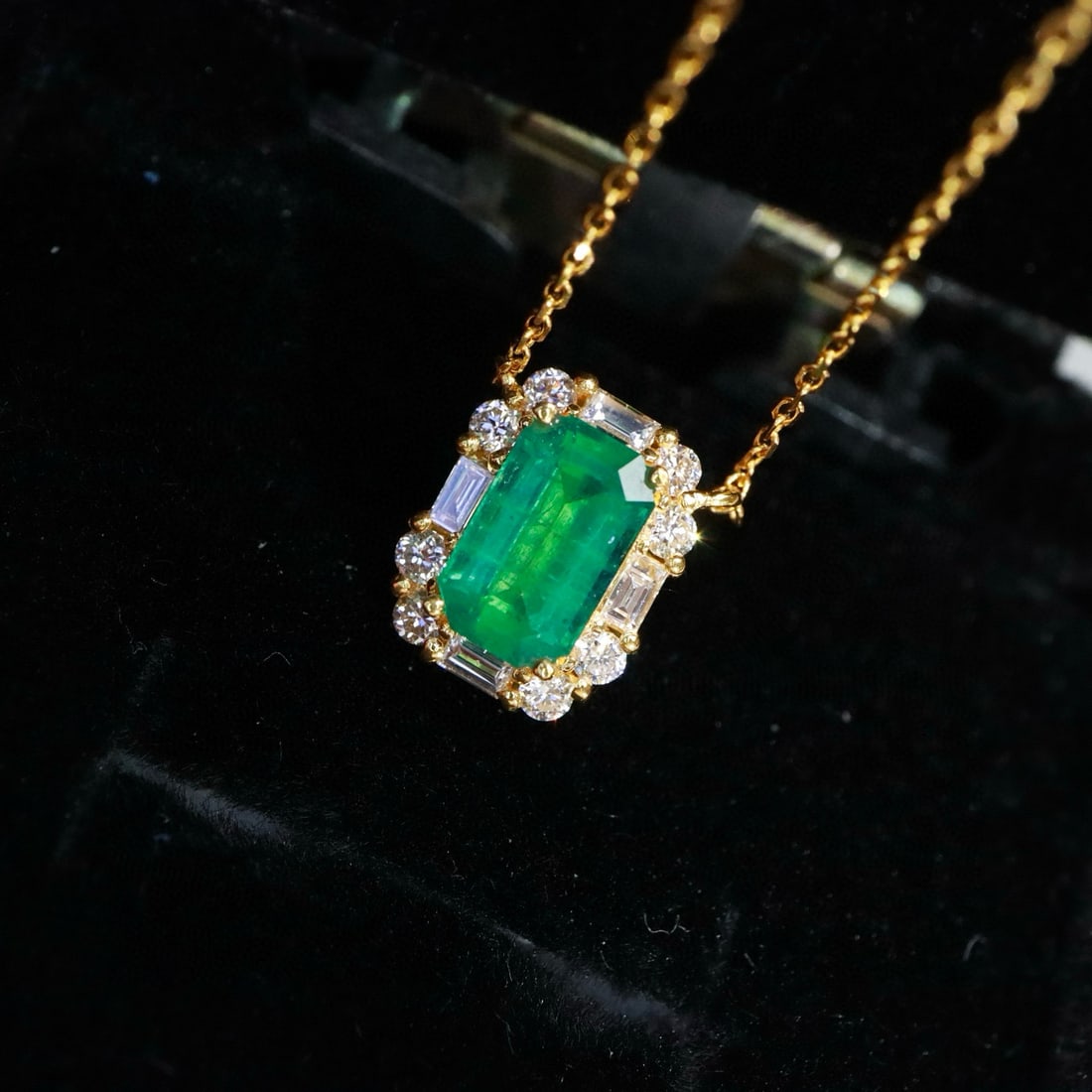 14k Gold 1.12 Ctw Vivid Green Natural Emerald & Diamond Necklace - 2