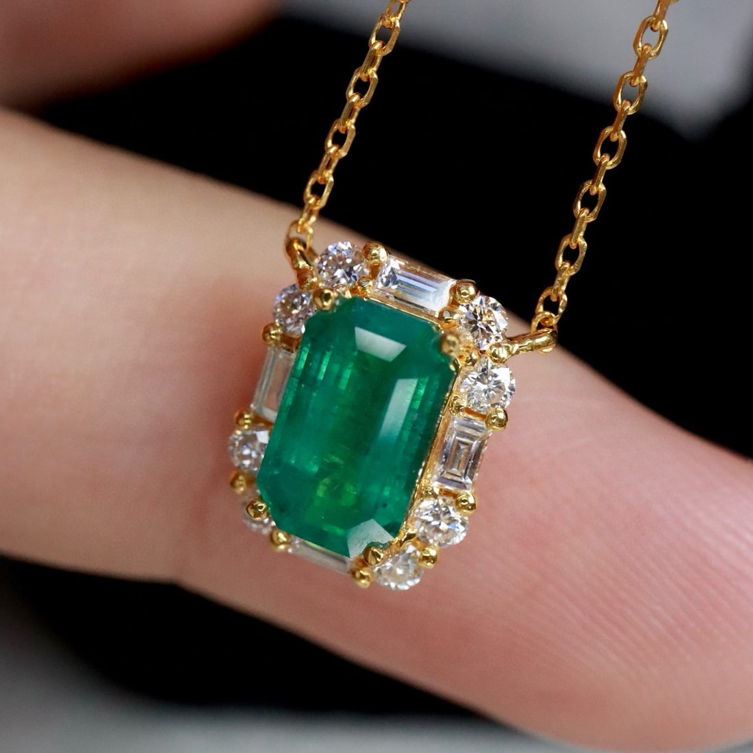 14k Gold 1.12 Ctw Vivid Green Natural Emerald & Diamond Necklace - 3