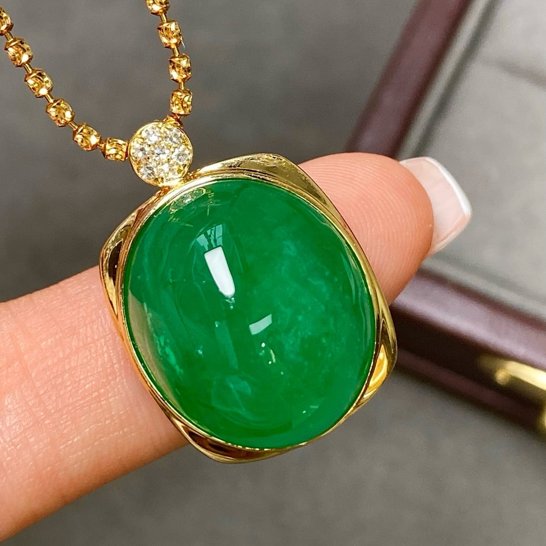 14k Gold 21.78 Ct Vivid Green Natural Emerald & Diamond Pendant( Without Chain ): Ref:231000375 // gold content:14k gold // main gemstone:emerald // shape:oval // carat weight:21. 78ct // color:vivid green // treatment:natural // // adjacent gemstone 2 : diamond // shape:round //