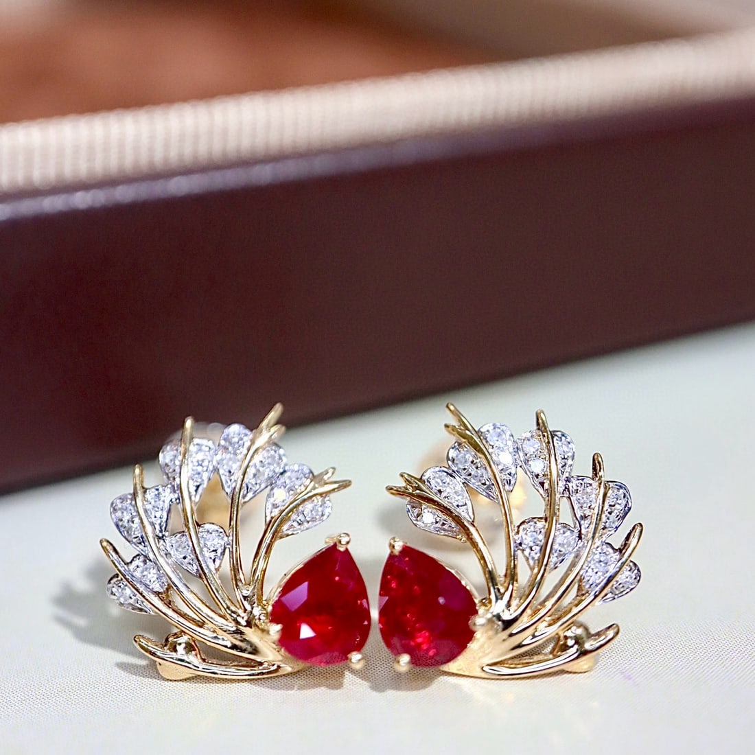 14k Gold 1.00 Ctw Vivid Red Natural Ruby & Diamond Earrings: Ref:231000392 // gold content:14k gold // main gemstone:ruby // shape:pear // carat weight:0. 90ct // color:vivid red // treatment:natural // // adjacent gemstone 2 : diamond // shape:round // carat
