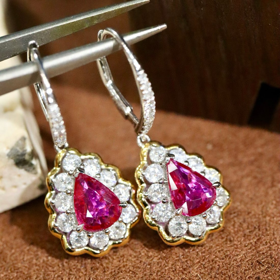 14k Gold 3.25 Ctw Natural Ruby & Diamond Earrings: Ref:231000398 // gold content:14k gold // main gemstone:ruby // shape:pear // carat weight:2. 0ct // color:red // treatment:natural // // adjacent gemstone 2 : diamond // shape:round // carat weight:1