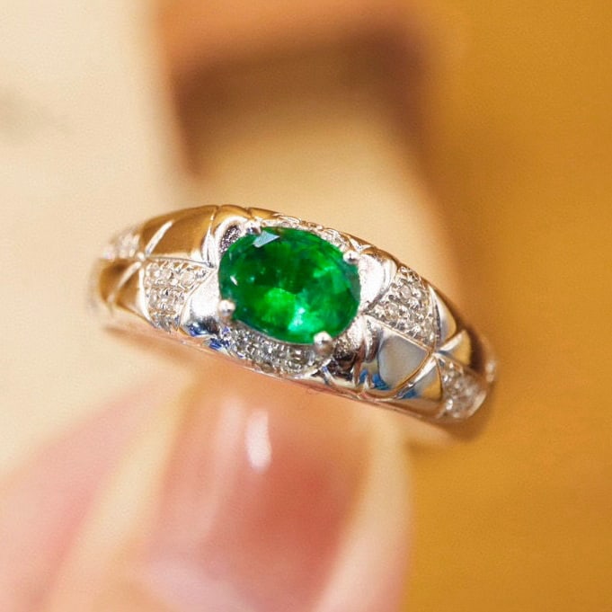 14k Gold 0.67 Ctw Vivid Green Natural Emerald & Diamond Ring: Ref:231000401 // gold content:14k gold // ring size:7. 25us // // main gemstone:emerald // shape:oval // carat weight:0. 56ct // color:vivid green // treatment:natural // // adjacent gemstone 2 :