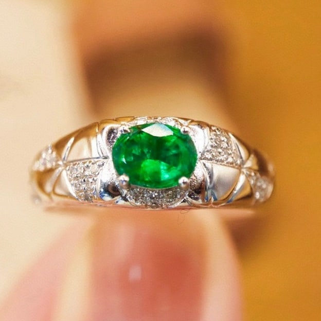 14k Gold 0.67 Ctw Vivid Green Natural Emerald & Diamond Ring - 6