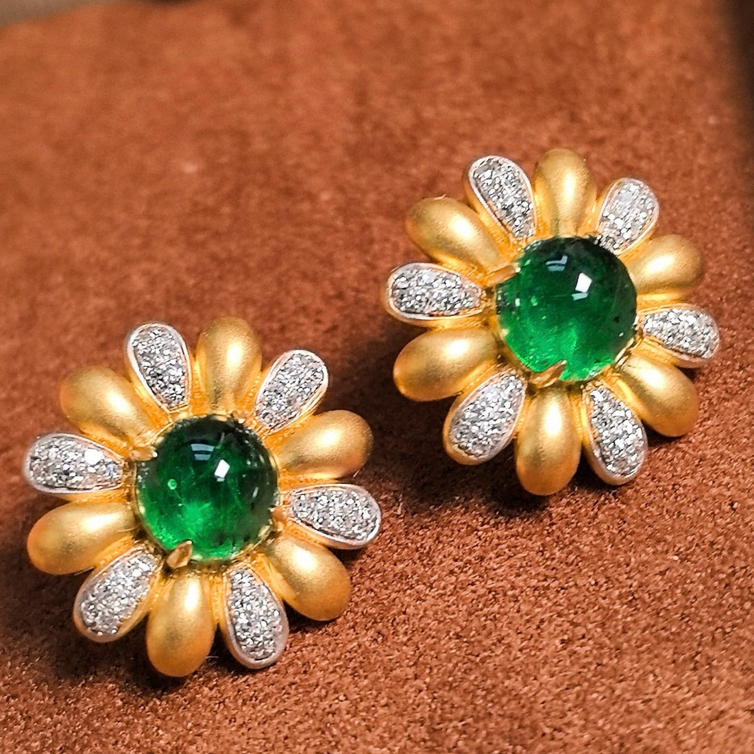 14k Gold 2.92 Ctw Vivid Green Natural Emerald & Diamond Earrings: Ref:231000403 // gold content:14k gold // main gemstone:emerald // shape:round // carat weight:2. 42ct // color:vivid green // treatment:natural // cut grade:g // // adjacent gemstone 2 : diamond //