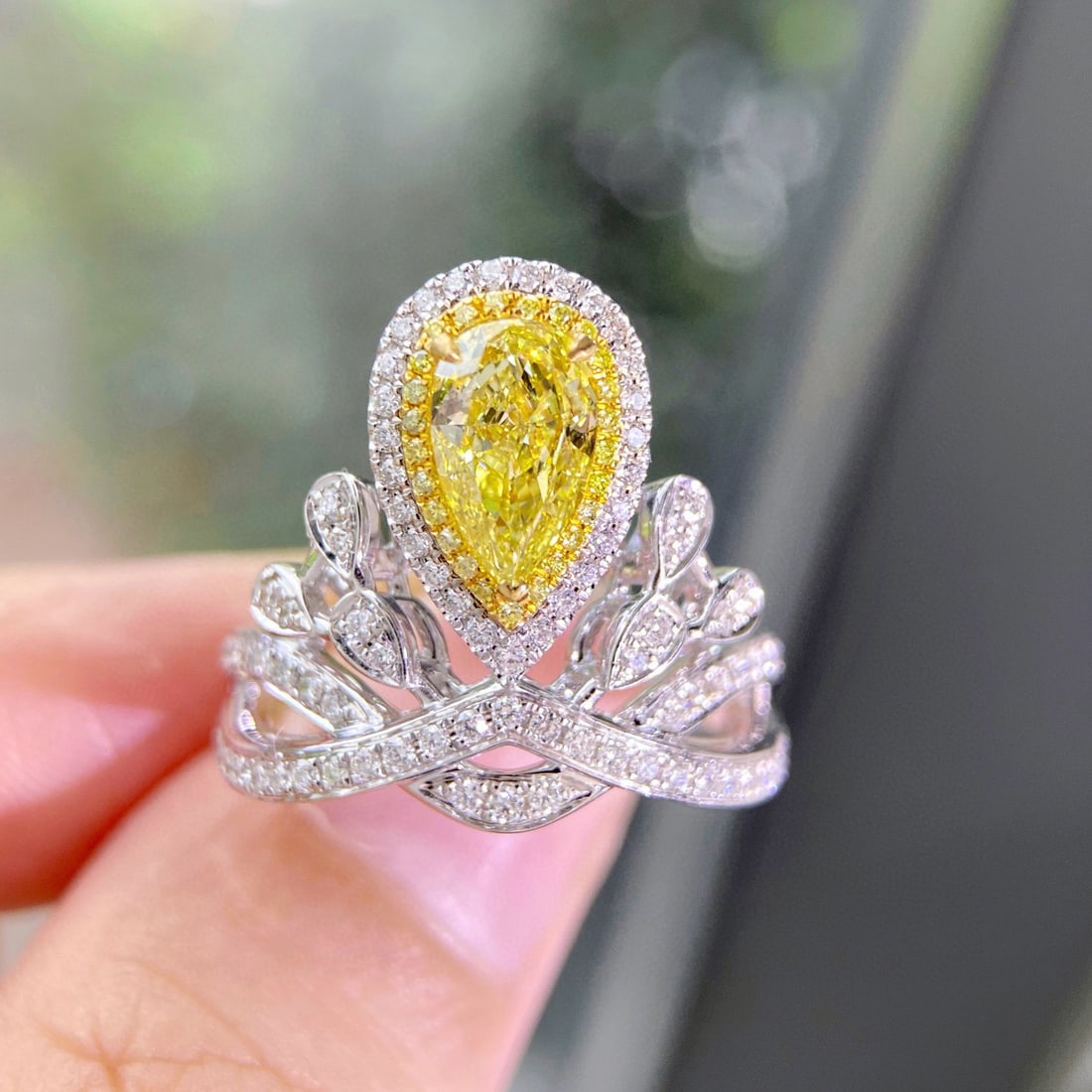 Gia Certified 14k Gold 1.00 Ct Natural Yellow Diamond & Diamond Ring: Ref:231000415 // gold content:14k gold // ring size:7. 25us // // main gemstone:yellow diamond // certified:gia // shape:pear // carat weight:1. 00ct // clarity grade:si1 // color:yellow // treatment: