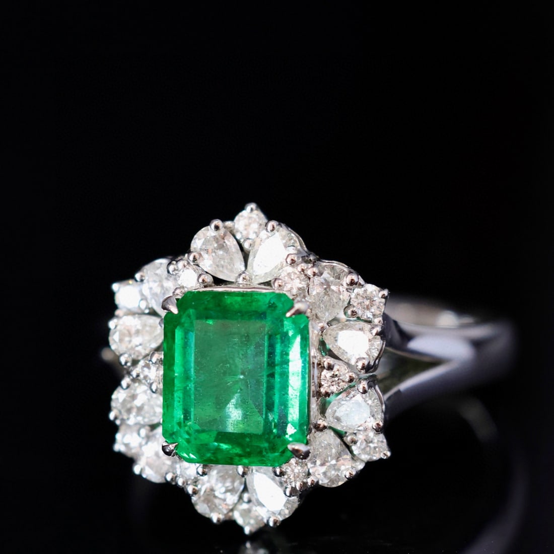 14k Gold 2.59 Ctw Vivid Green Natural Emerald & Diamond Ring: Ref:231000438 // gold content:14k gold // ring size:7. 25us // // main gemstone:emerald // shape:octagonal // carat weight:1. 85ct // color:vivid green // treatment:natural // // adjacent gemstone 2