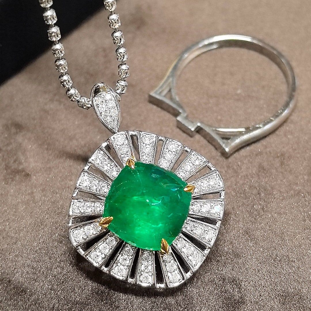 14k Gold 5.46 Ctw Vivid Green Natural Emerald & Diamond Ring/pendant( Without Chain ): Ref:231000439 // gold content:14k gold // ring size:7. 25us // // main gemstone:emerald // shape:suger-loaf // carat weight:4. 98ct // color:vivid green // treatment:natural // // adjacent gemstone 2