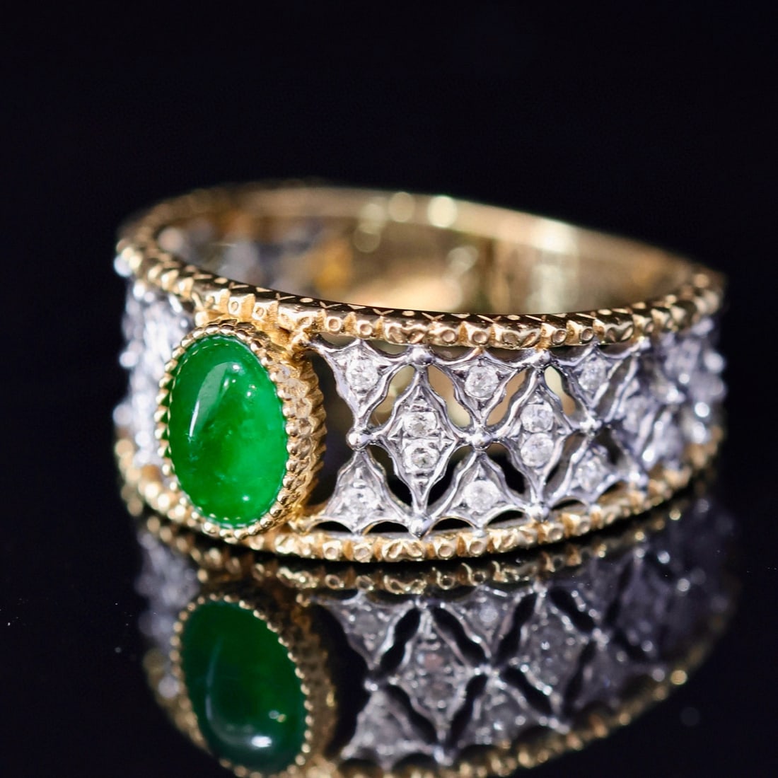 14k Gold 0.62 Ctw Vivid Green Natural Emerald & Diamond Ring: Ref:231000441 // gold content:14k gold // ring size:7. 25us // // main gemstone:emerald // shape:oval // carat weight:0. 5ct // color:vivid green // treatment:natural // // adjacent gemstone 2 : diamo
