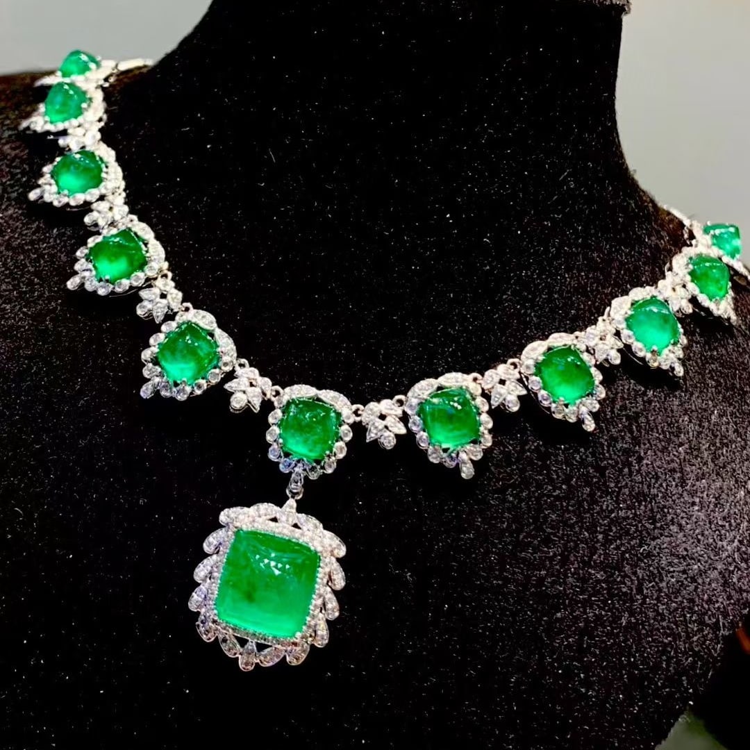 14k Gold 13.02 Ct Vivid Green Natural Emerald & Diamond Necklace - 4