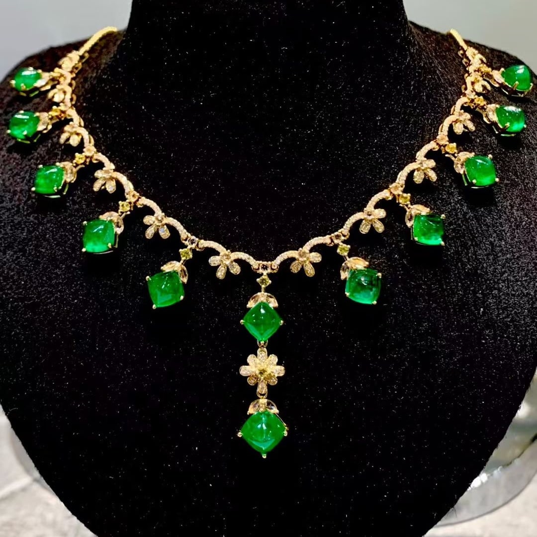 14k Gold 10.02 Ct Vivid Green Natural Emerald & Diamond Necklace: Ref:231105022 // gold content:14k gold // main gemstone:emerald // shape:sugar-loaf // carat weight:10. 02ct // color:vivid green // treatment:natural // // adjacent gemstone 2 : diamond // shape:roun