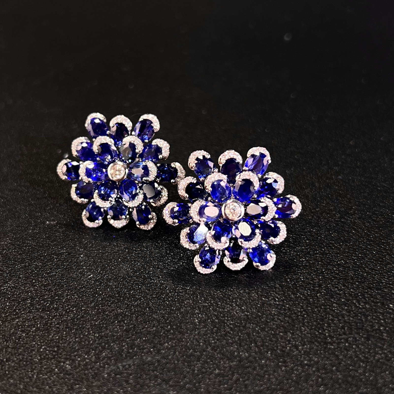 14k Gold 11.42 Ctw Natural Sapphire & Diamond Earrings: Ref:231106170 // gold content:14k gold // main gemstone:sapphire // shape:oval // carat weight:11. 02ct // color:blue // treatment:natural // // adjacent gemstone 2 : diamond // shape:round // carat