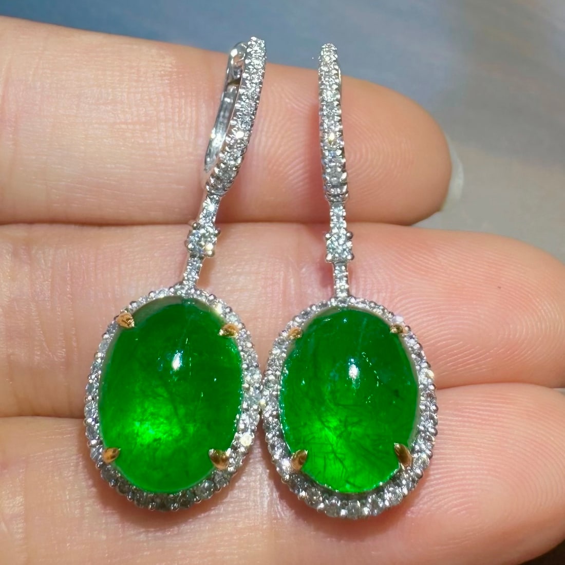 14k Gold 10.7 Ctw Vivid Green Natural Emerald & Diamond Earrings: Ref:231106437 // gold content:14k gold // main gemstone:emerald // shape:oval // carat weight:10ct // color:vivid green // treatment:natural // // adjacent gemstone 2 : diamond // shape:round // carat