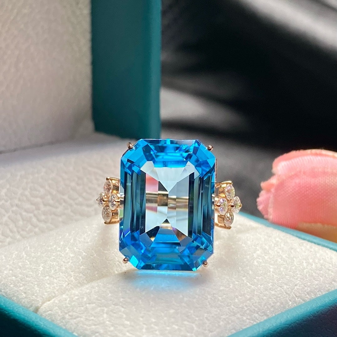 14k Gold 19.65 Ct Natural Topaz & Moissanite Ring: Ref:231001008 // gold content:14k gold // ring size:7. 25us // // main gemstone:topaz // shape:octagonal // carat weight:19. 65ct // color:blue // treatment:natural // // adjacent gemstone 2 :