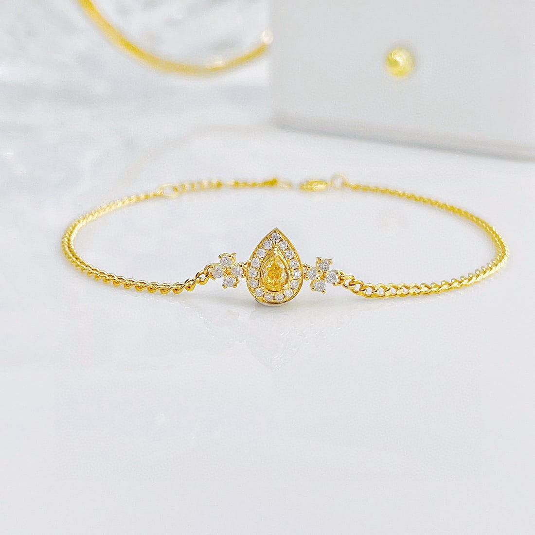 14k Gold 0.35 Ctw Natural Yellow Diamond & Diamond Bracelet: Ref:231001013 // gold content:14k gold // main gemstone:yellow diamond // shape:pear // carat weight:0. 18ct // color:yellow // treatment:natural // // adjacent gemstone 2 : diamond // shape:round //