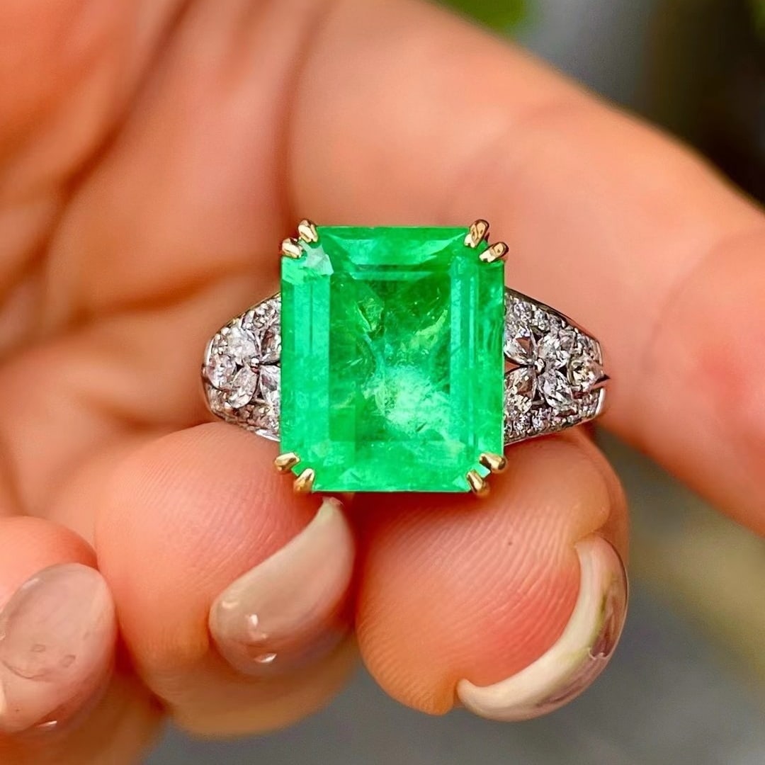 14k Gold 4.49 Ctw Vivid Green Natural Emerald & Diamond Ring: Ref:231001014 // gold content:14k gold // ring size:7. 25us // // main gemstone:emerald // shape:octagonal // carat weight:4. 04ct // color:vivid green // treatment:natural // // adjacent gemstone 2 :