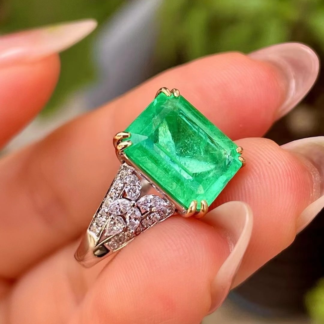 14k Gold 4.49 Ctw Vivid Green Natural Emerald & Diamond Ring - 2