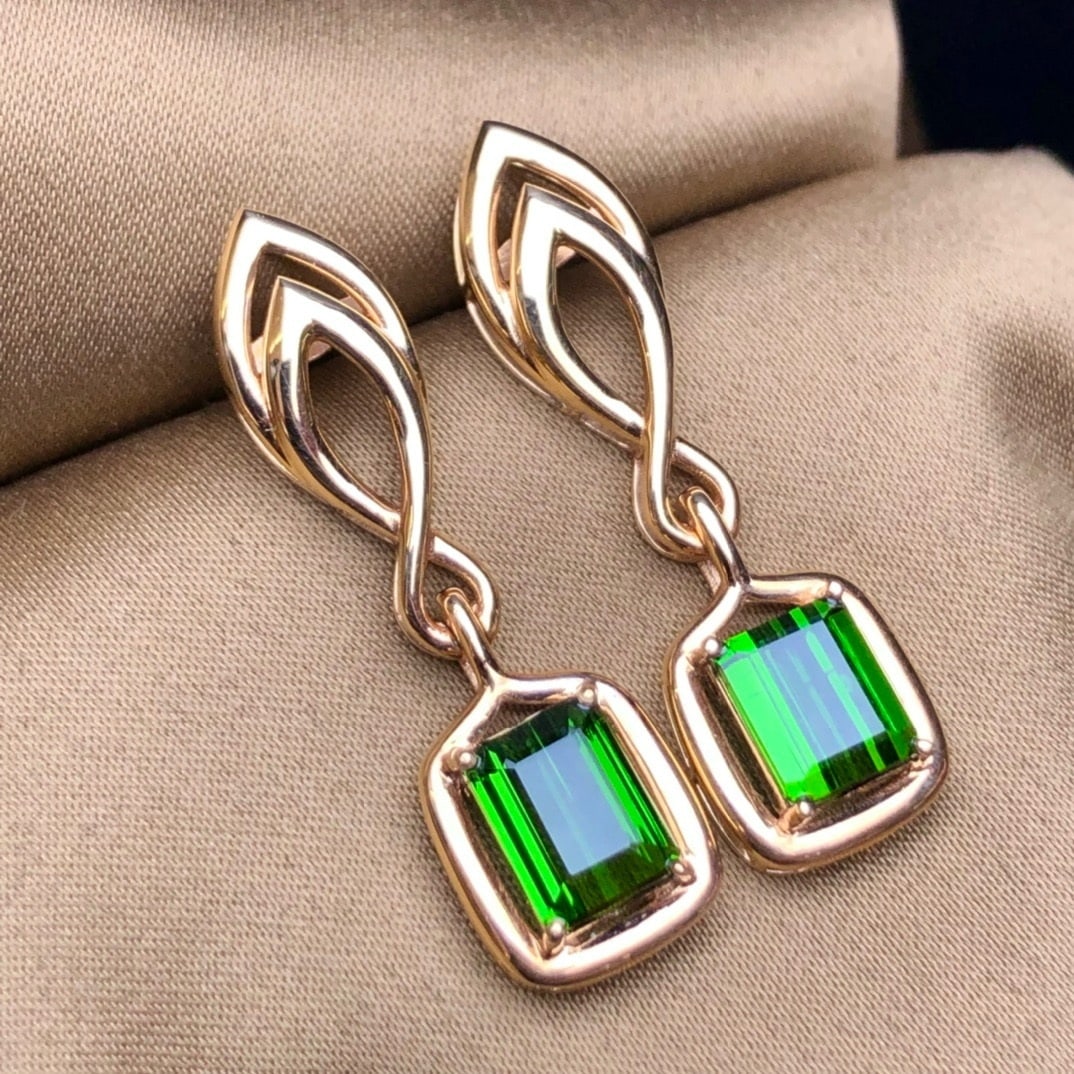 14k Gold 4.65 Ct Natural Tourmaline Earrings: Ref:231001018 // gold content:14k gold // main gemstone:tourmaline // shape:octagonal // carat weight:4. 65ct // color:green // treatment:natural // Condition: New Low Estimate: 2600.00 High