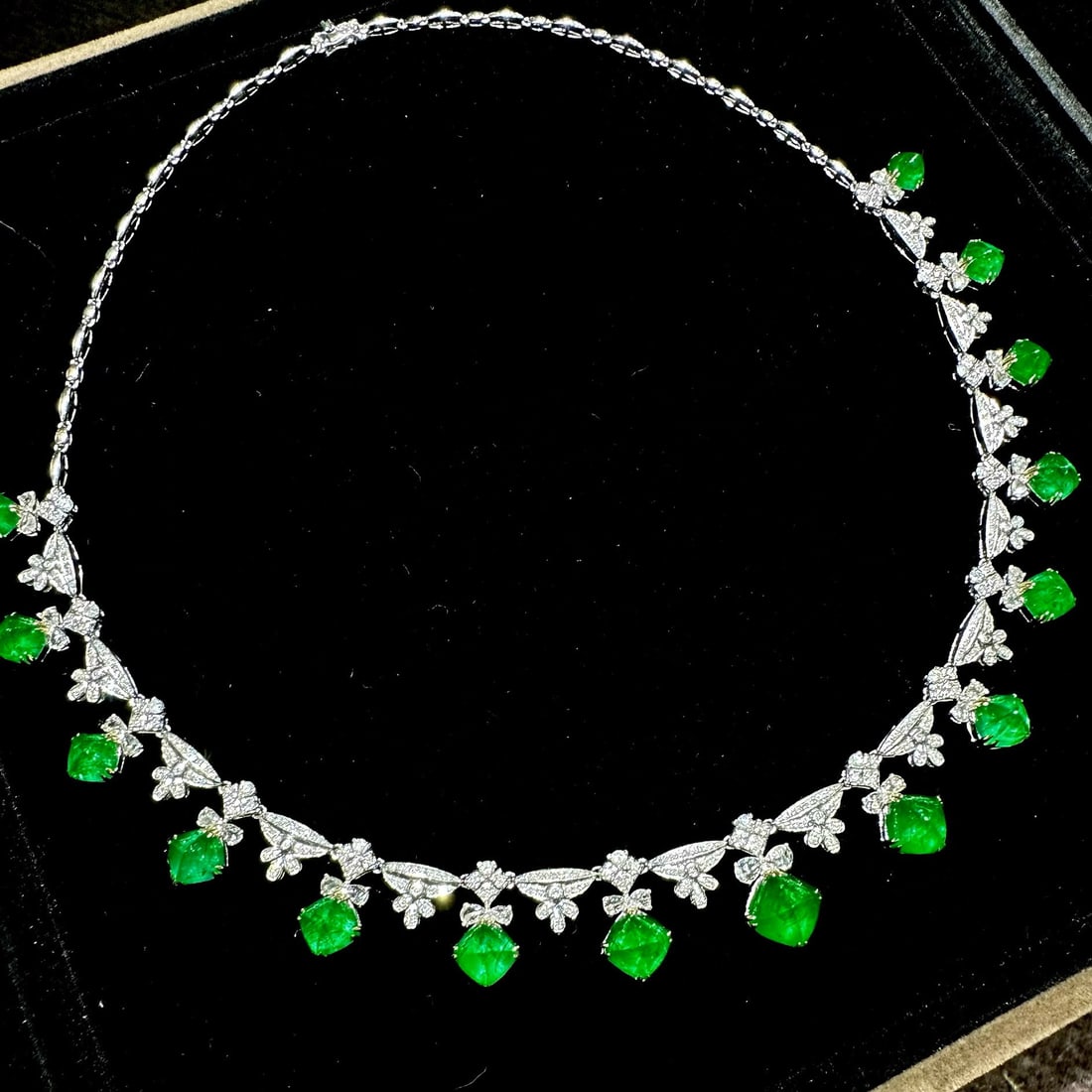 14k Gold 22.83 Ct Natural Emerald & Diamond Necklace: Ref:231001020 // gold content:14k gold // main gemstone:emerald // shape:suger-loaf // carat weight:22. 83ct // color:green // treatment:natural // // adjacent gemstone 2 : diamond // shape:multiply /
