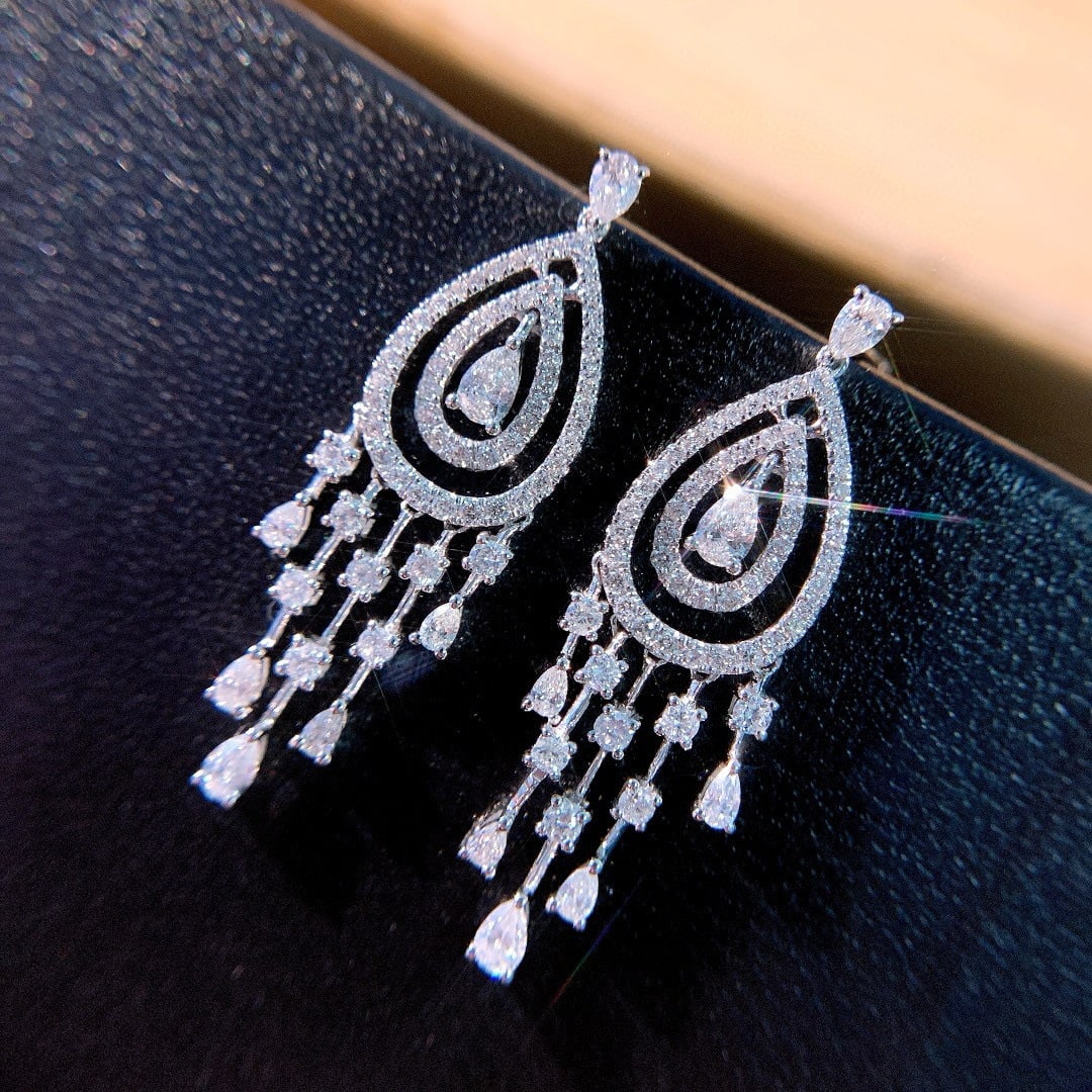 14k Gold 1.6 Ct Natural H Diamond Earrings: Ref:231001021 // gold content:14k gold // main gemstone:diamond // shape:multiply // carat weight:1. 6ct // clarity grade:vs-si // color:h // treatment:natural // Condition: New Low Estimate: 5100.00