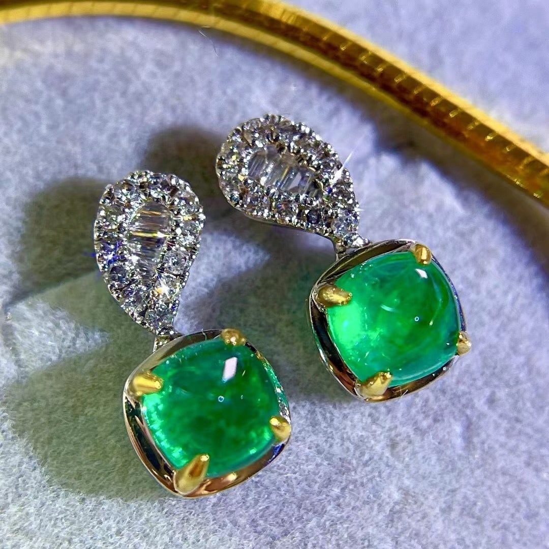 14k Gold 2.4 Ctw Natural Emerald & Diamond Earrings: Ref:231001022 // gold content:14k gold // main gemstone:emerald // shape:suger-loaf // carat weight:2ct // color:green // treatment:natural // // adjacent gemstone 2 : diamond // shape:multiply //