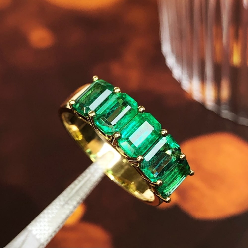 14k Gold 2.8 Ct Natural Emerald Ring: Ref:231001026 // gold content:14k gold // ring size:7. 25us // // main gemstone:emerald // number of stones:5 // shape:octagonal // carat weight:2. 8ct // color:green // treatment:natural // Condition