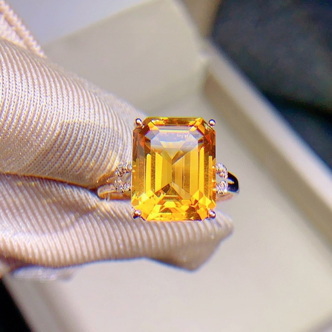 14k Gold 5.61 Ctw Natural Citrine & Diamond Ring: Ref:231001027 // gold content:14k gold // ring size:7. 25us // // main gemstone:citrine // shape:emerald // carat weight:5. 55ct // color:yellow // treatment:natural // // adjacent gemstone 2 :