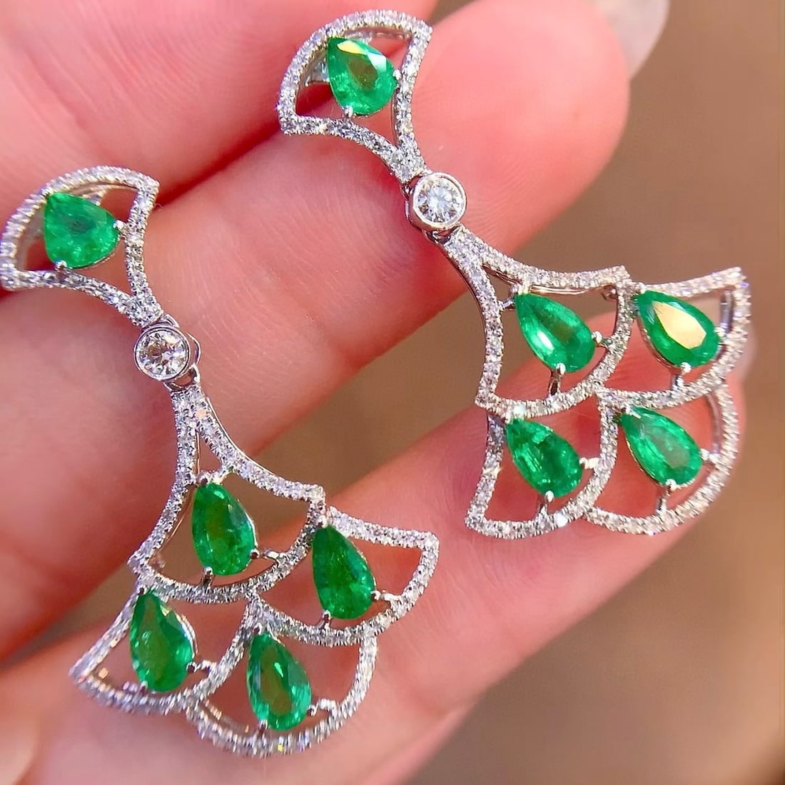 14k Gold 3.05 Ctw Natural Emerald & Diamond Earrings: Ref:231001028 // gold content:14k gold // main gemstone:emerald // shape:pear // carat weight:2. 3ct // color:green // treatment:natural // // adjacent gemstone 2 : diamond // shape:round // carat wei