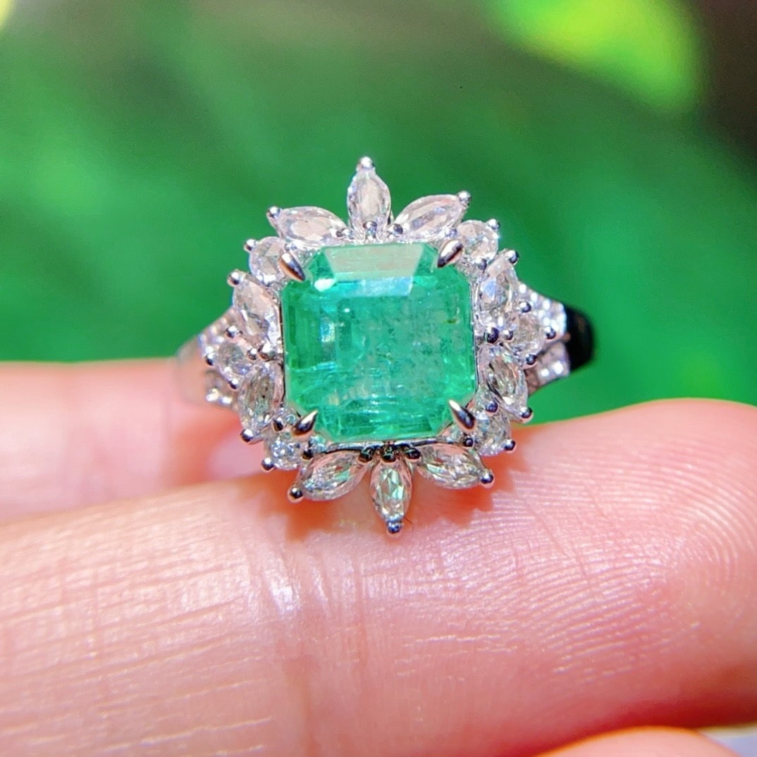 14k Gold 2.4 Ct Natural Emerald & Sapphire Ring: Ref:231001030 // gold content:14k gold // ring size:7. 25us // // main gemstone:emerald // shape:octagonal // carat weight:2. 4ct // color:green // treatment:natural // // adjacent gemstone 2 : sapphi