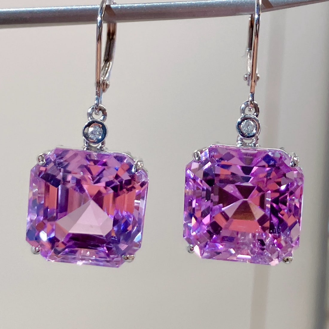 14k Gold 38.05 Ct Natural Kunzite & Diamond Earrings: Ref:231001033 // gold content:14k gold // main gemstone:kunzite // shape:asscher // carat weight:38. 05ct // color:purple // treatment:natural // // adjacent gemstone 2 : diamond // shape:round //