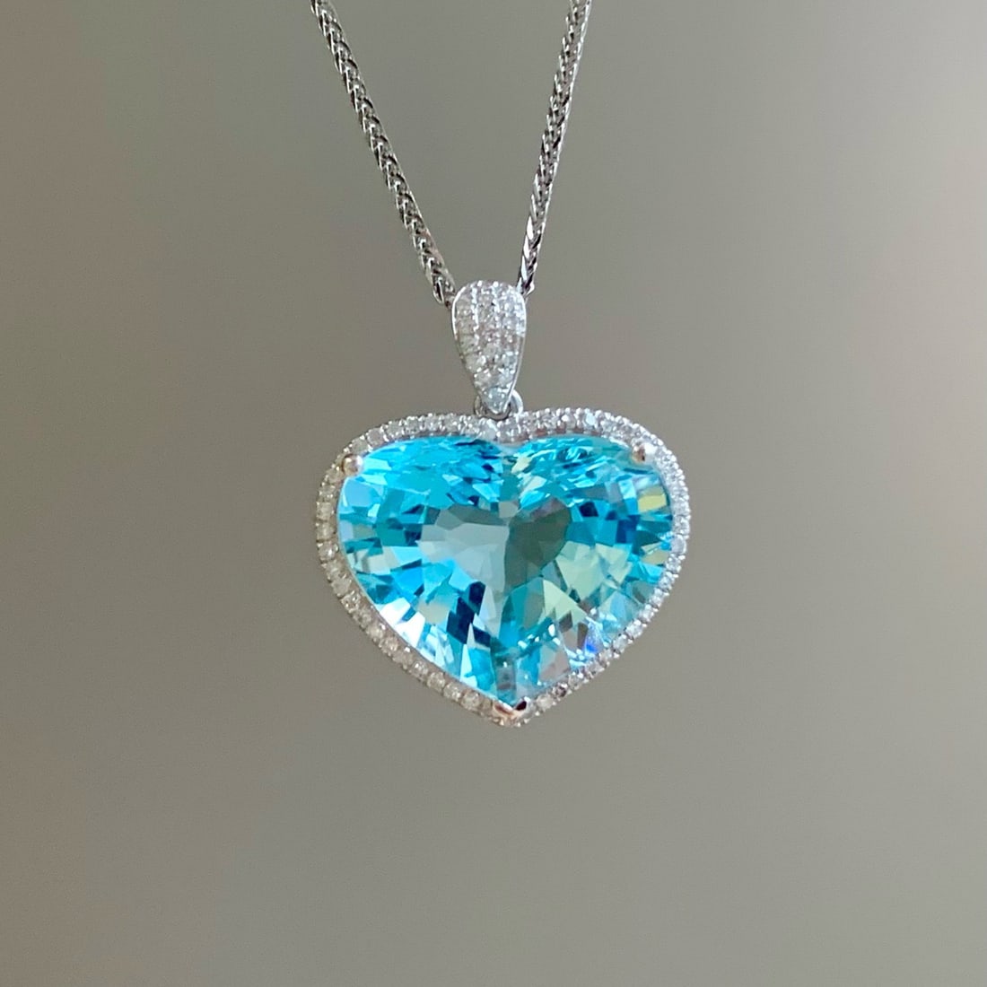 14k Gold 5.8 Ct Natural Aquamarine & Diamond Pendant( Without Chain ): Ref:231001041 // gold content:14k gold // main gemstone:aquamarine // shape:heart // carat weight:5. 8ct // color:blue // treatment:natural // // adjacent gemstone 2 : diamond // shape:round // clarit